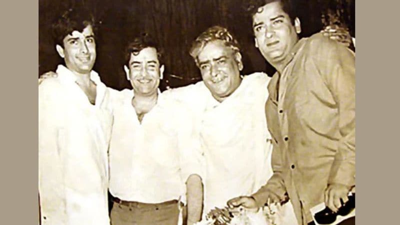 পৃথ্বীরাজ কাপুরঃ কাপুর পরিবারের বলিউডে একছত্র আধিপত্য। নেপোটিজম নিয়ে এখন তরজা তুঙ্গে হলেও বলিউড কাপুর পরিবারের জনপ্রিয়তা তুঙ্গে উঠেছিল পৃথ্বীরাজ কাপুরের পরের প্রজন্মের হাত ধরেই। তিন ছেলে স্বামী কাপুর, শশী কাপুর ও রাজকাপুরের কাছে তাঁদের বাবাই ছিলেন অনুপ্রেরণা।