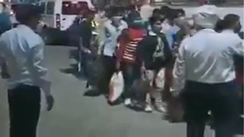प्रतापगढ़ रेलवे स्टेशन पर मजदूरों को लाइन से बसों में चढ़ाया जा रहा था। इसी दौरान एक मजदूर ने लाइन तोड़ कर बस में पहले चढने की गुस्ताखी कर दी ।