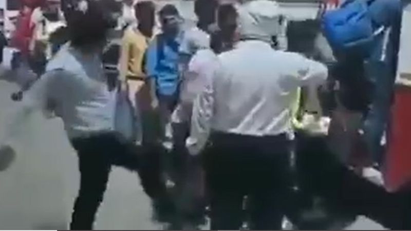इस पर वहां मौजूद मुख्य राजस्व अधिकारी श्रीराम वर्मा का पारा चढ़ गया। उन्होंने पहले तो उसे भला-बुरा कहा लेकिन इस पर भी जब उनका मन नही माना तो उन्होंने उसे एक लात मारा।