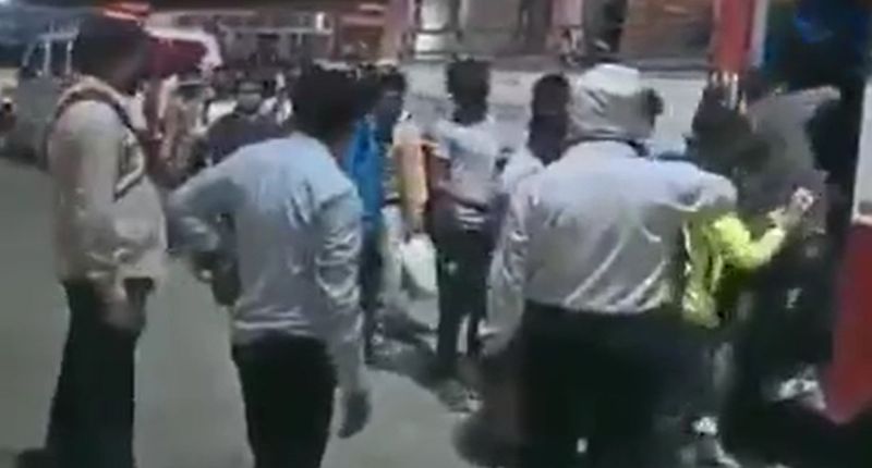 इस घटना का वीडियो वहां मौजूद कुछ मीडिया कर्मियों ने कैमरे में कैद कर लिया।अब वह वीडियो सोशल मीडिया पर खूब वायरल हो रहा है। सोशल मीडिया यूजर इस पर खूब कमेन्ट कर रहे हैं ।