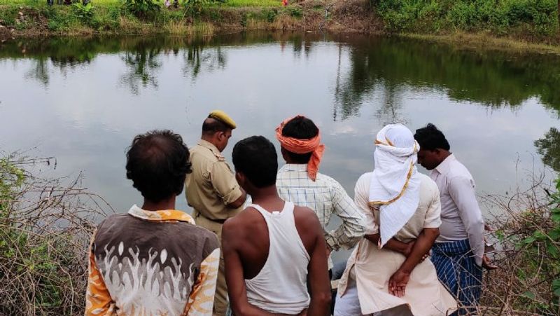 coronavirus news madhya pradesh bag filled with 500 and 2000 notes found in pond in khandwa kpr