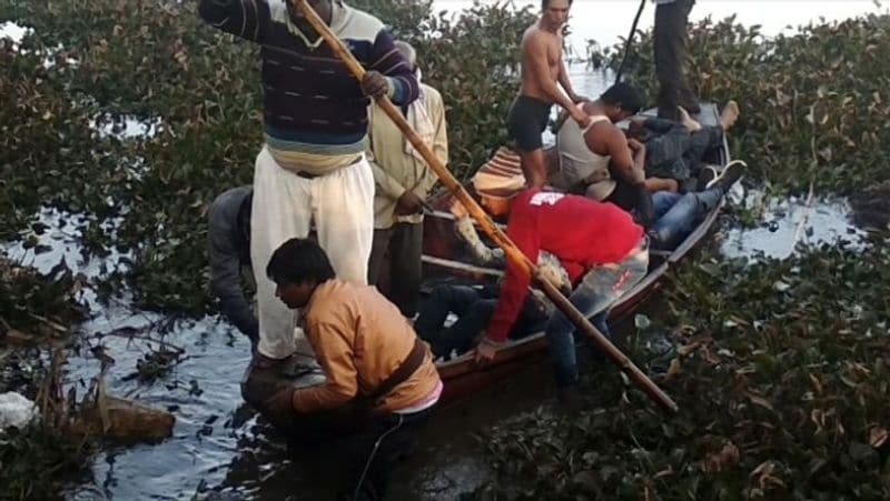 coronavirus news madhya pradesh bag filled with 500 and 2000 notes found in pond in khandwa kpr