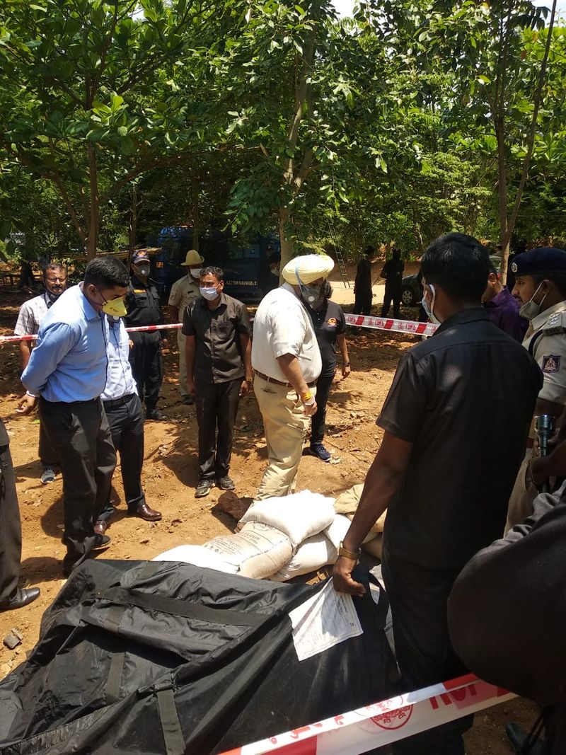 ಅರಣ್ಯ ಇಲಾಖೆ ಅಧಿಕಾರಿಗಳು ಜಿಲ್ಲಾ ಪೊಲೀಸ್ ವರಿಷ್ಠಾಧಿಕಾರಿ ಅನೂಪ್ ಎ.ಶೆಟ್ಟಿಅವರ ಗಮನಕ್ಕೆ ತಂದಿದ್ದಾರೆ. ಆನಂತರ ಪೊಲೀಸರು ಸ್ಫೋಟಕ ಪತ್ತೆ ತಜ್ಞರೊಂದಿಗೆ ಘಟನಾ ಸ್ಥಳಕ್ಕೆ ಭೇಟಿ ನೀಡಿ ಪರಿಶೀಲನೆ ನಡೆಸಿ ಸ್ಫೋಟಗೊಂಡಿದ್ದ ಲಾಂಚರ್ ಗಳ ಅವಶೇಷಗಳನ್ನು ಸಂಗ್ರಹಿಸಿ ವಿಧಿ ವಿಜ್ಞಾನ ಪ್ರಯೋಗಾಲಯಕ್ಕೆ ಕಳುಹಿಸಿದರು.