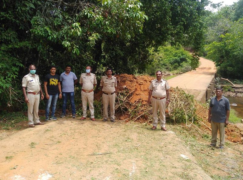 ಕೊರೋನಾ ಹಿನ್ನೆಲೆಯಲ್ಲಿ ಅಂತಾರಾಜ್ಯ ಸಂಪರ್ಕ ರಸ್ತೆ ಬಂದ್ ಮಾಡಿ ರಾಜ್ಯ ಸರ್ಕಾರ ಆದೇಶ ಹೊರಡಿಸಿದ ಪರಿಣಾಮ ಇಲ್ಲಿನ ಕರಿಕೆ, ಕುಟ್ಟ, ಮಾಕುಟ್ಟಅಂತರ್ ರಾಜ್ಯ ಗಡಿಯಲ್ಲಿ ರಸ್ತೆ ಬಂದ್ ಮಾಡಿ ಚೆಕ್ ಪೋಸ್ಟ್ ಅಳವಡಿಸಿ ಬಿಗಿ ಪೊಲೀಸ್ ಭದ್ರತೆ ಕಲ್ಪಿಸಲಾಯಿತು.