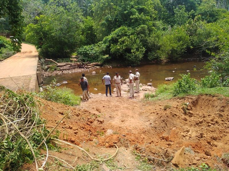 ಆದರೆ ಕೊಡಗು ಹಾಗೂ ಕೇರಳ ರಾಜ್ಯದ ಕಾಸರಗೋಡು ಜಿಲ್ಲೆಯ ಗಡಿ ಕೇರಳ ಅರಣ್ಯ ಇಲಾಖೆಗೆ ಸೇರಿದ ಜಾಗದಲ್ಲಿ ಗೇರು ಪ್ಲಾಂಟೇಷÜನ್ಗಾಗಿ ಹಾದುಹೋಗಿರುವ ಪಾಣತ್ತೂರಿಗೆ ಸಂಪರ್ಕ ಕಲ್ಪಿಸುವ ರಸ್ತೆಗೆ ಕೇರಳದಲ್ಲಿ ಗೇಟ್ ಇದೆ.