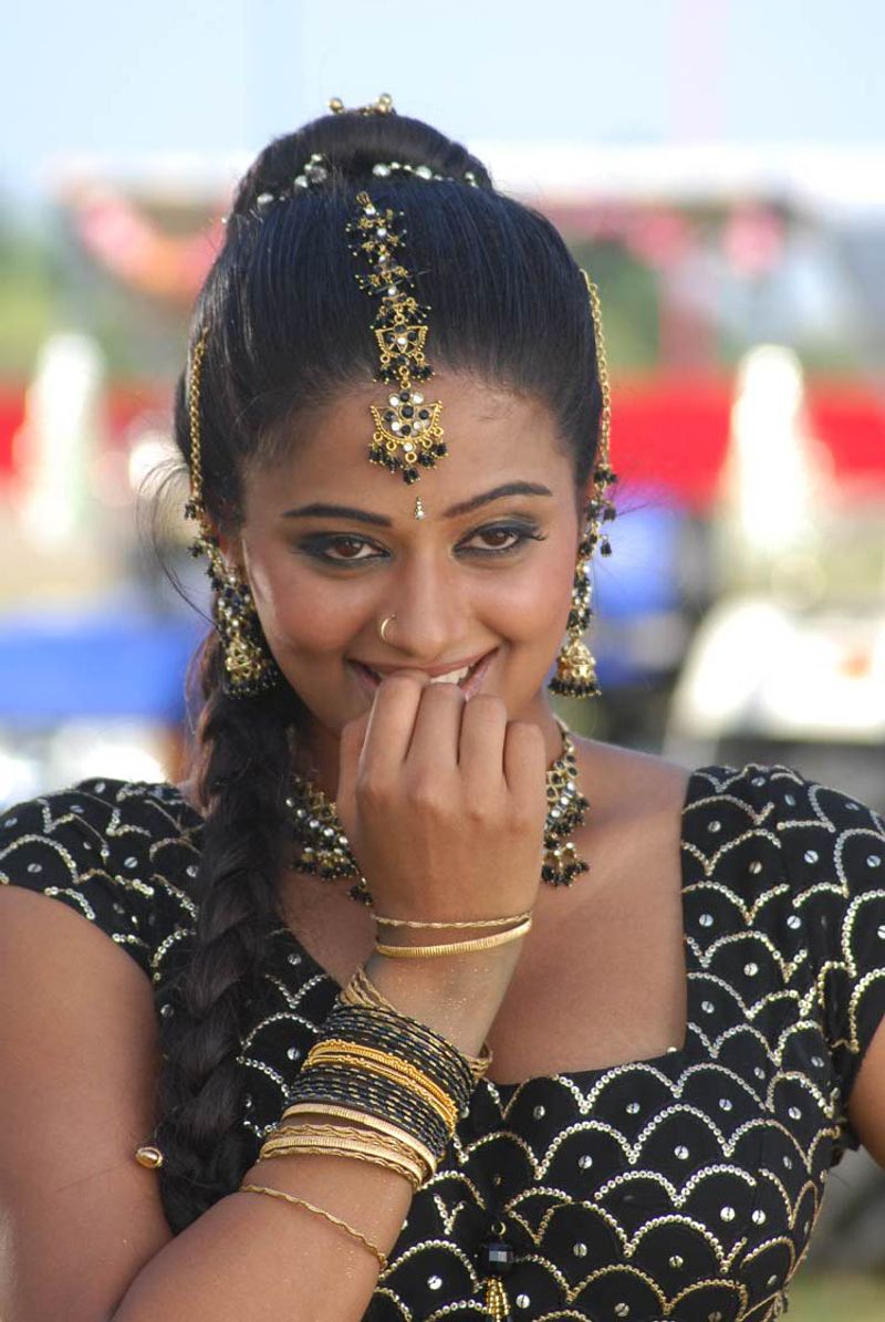  (Courtesy: Instagram) బ్లాక్ డ్రెస్ లో సెక్సీ లుక్ 