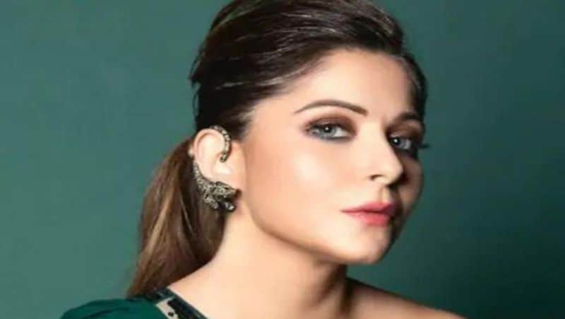 बीते मार्च महीने में सिंगर कनिका कपूर को कोरोना पॉजिटिव पाया गया था। उनकी लगातार पांच जांच रिपोर्ट पॉजिटिव आई थीं। लेकिन बीते 6 अप्रैल को उनकी छठवीं रिपोर्ट नेगेटिव आई थी. इसके बाद वो ठीक होकर अस्पताल से डिस्चार्ज हो गई। 