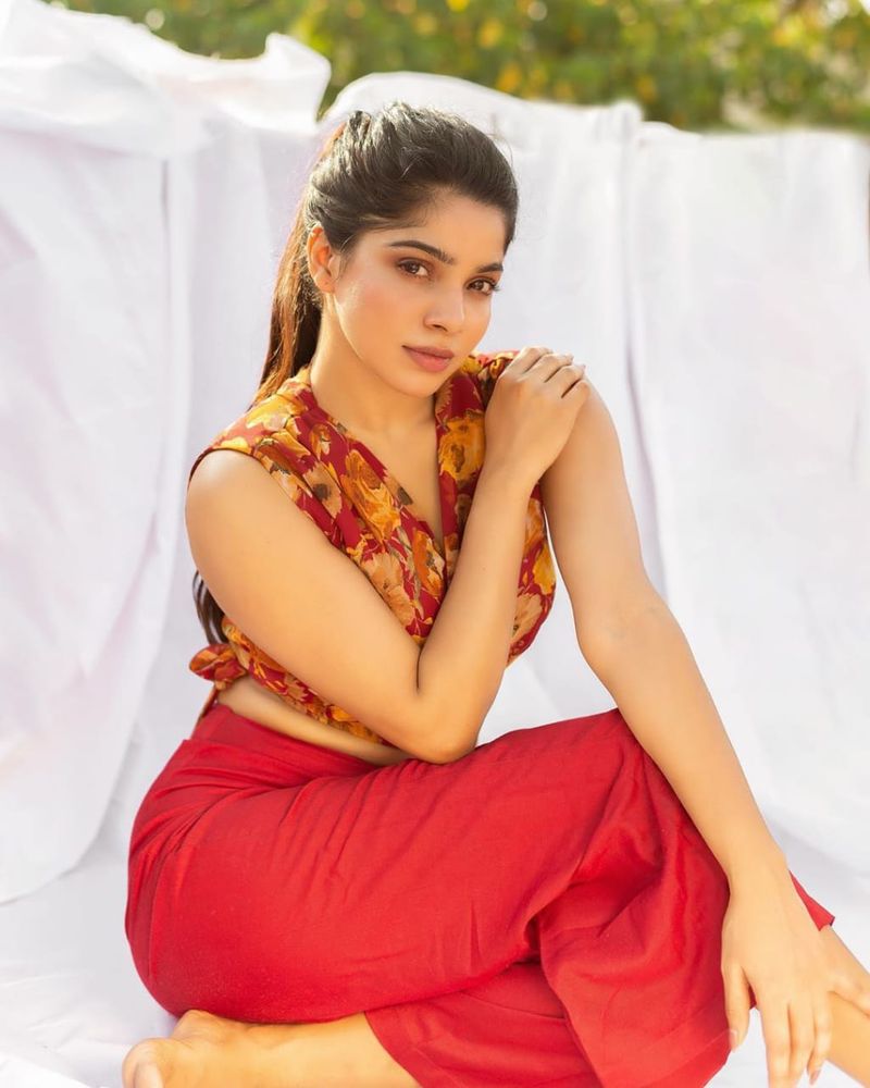 Divyabharathi 