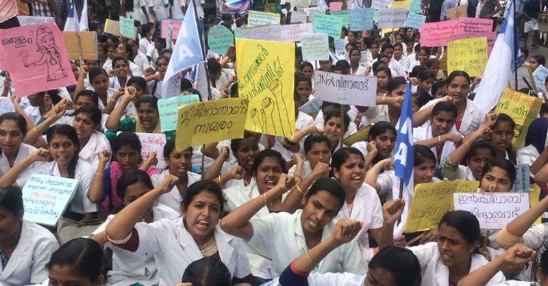 ശമ്പള വർദ്ധനവ് ആവശ്യപ്പെട്ട് തിരുവനന്തപുരത്ത് സെക്രട്ടറിയേറ്റ് പടിക്കൽ സമരം ചെയ്യുന്ന നഴ്സുമാർ.