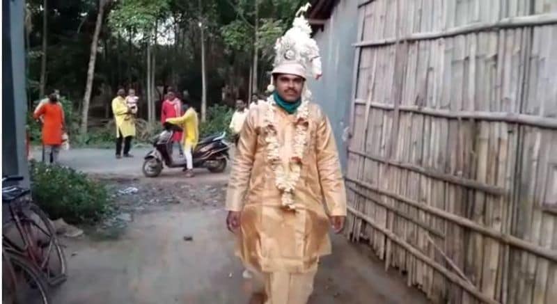 মরনাপন্ন মা নতুন বউমার মুখ দেখার জন্য ছেলের কাছে পিড়াপিড়ি শুরু করেছিলেন। শ্রীকৃষ্ণ তার পরিবারের লোকজন নিয়ে রাখিদের বাড়িতে গিয়ে সবকথা খুলে বলেন।