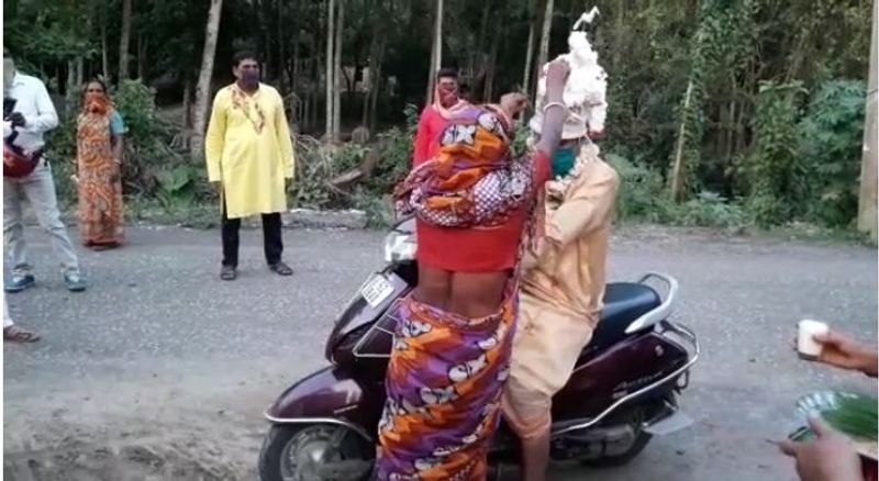 উভয়পক্ষই বিয়েতে রাজি হওয়ায় সোমবার শ্রীকৃষ্ণ নিজেই বরের বেশে স্কুটি চালিয়ে হাজির হন রাখি দাস-এর বাড়িতে। পাত্র পক্ষের তিনজন এবং পাত্রী পক্ষের খুব সামান্য লোকজন উপস্থিত ছিলেন।