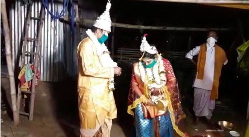 সাতপাকে ঘোরাবার জন্য পিড়ি ধরার লোক না থাকায় রাখি নিজেই পায়ে হেঁটে সাতবার প্রদক্ষিণ করেন শ্রীকৃষ্ণকে, হয় সিঁদুর দানও।