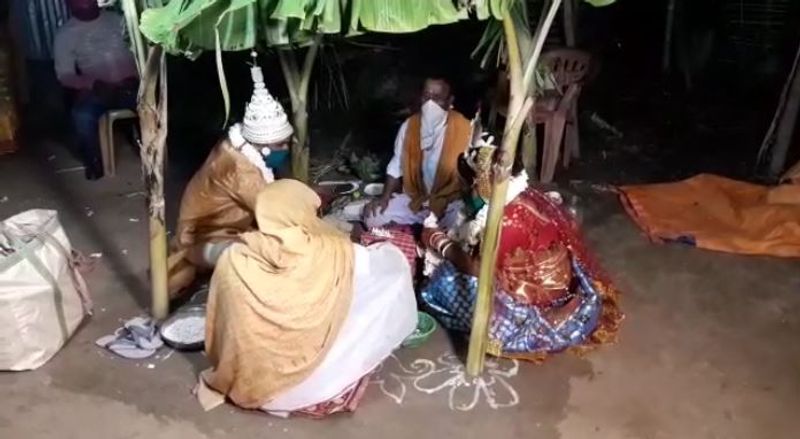 শুভ দিনক্ষণ না মানলেও শুধু রেজিস্ট্রি করে নয়, রীতিমতো অগ্নিসাক্ষী করেই বিয়ে করেন তাঁরা।