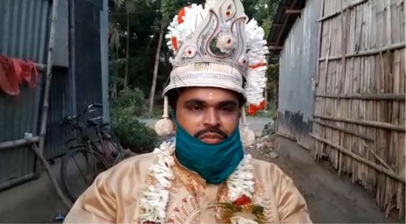 পাত্র ডাক্তার শ্রীকৃষ্ণ বিশ্বাস জানিয়েছেন, লকডাউনের মধ্যেও তাঁরা একেবারে সব নিয়মকানুন মেনেই বিয়ে করছেন। পাশাপাশি মহামারিরোধে যেসব স্বাস্থবিধি মানার কথা বলা হয়েছে, তাও তাঁরা মেনেছেন।