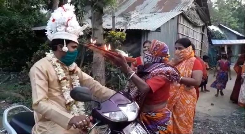 কিন্তু, এরমধ্যে বাধ সাধে করোনাভাইরাস মহামারি ও তাকে ঠেকাতে জারি হওয়া লকডাউন। পাত্র-পাত্রী দুই পক্ষ থেকেই বিয়ে পিছিয়ে দেওয়ার সিদ্ধান্ত নেওয়া হয়েছিল। এরমধ্যে গত সপ্তাহে হঠাৎই ডাক্তার শ্রীকৃষ্ণ বিশ্বাসের মা হৃদরোগে আক্রান্ত হন।