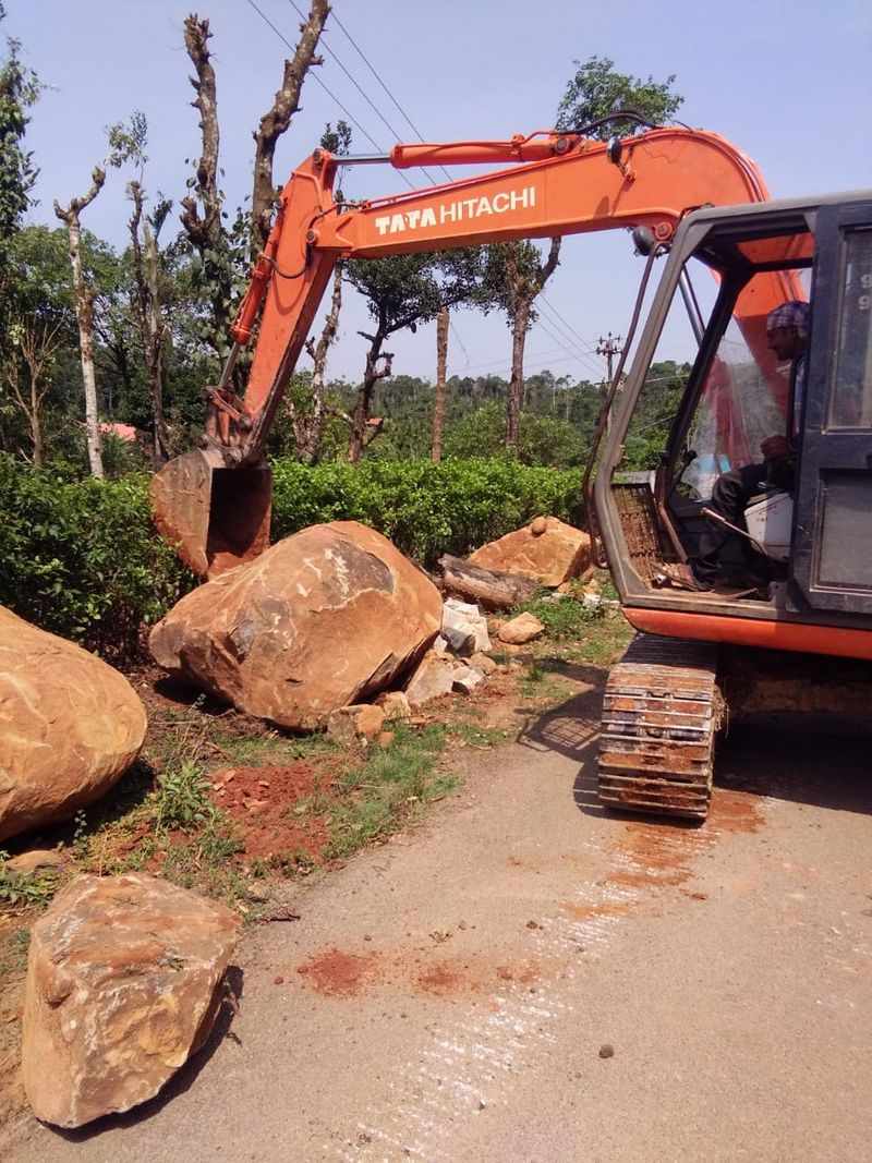 ಮೂಡಿಗೆರೆ ತಾಲೂಕಿನ ಗೋಣಿಬೀಡು ಹೋಬಳಿಯ ಗ್ರಾಮೀಣ ಭಾಗದಿಂದ ಸಕಲೇಶಪುರ ಮಾರ್ಗಕ್ಕೆ ಸಂಪರ್ಕ ಕಲ್ಪಿಸುವ ಮರಗುಂದ-ದೇವಾಲಕೆರೆಯ ಜಪಾವತಿ ಸೇತುವೆ ಮೇಲೆ ಬೃಹತ್ ಬಂಡೆಕಲ್ಲುಗಳನ್ನು ರಸ್ತೆಗೆ ಅಡ್ಡಲಾಗಿ ಹಾಕಿ ಸಂಚಾರವನ್ನು ಸಂಪೂರ್ಣ ಸ್ಥಗಿತಗೊಳಿಸಿದ್ದಾರೆ.