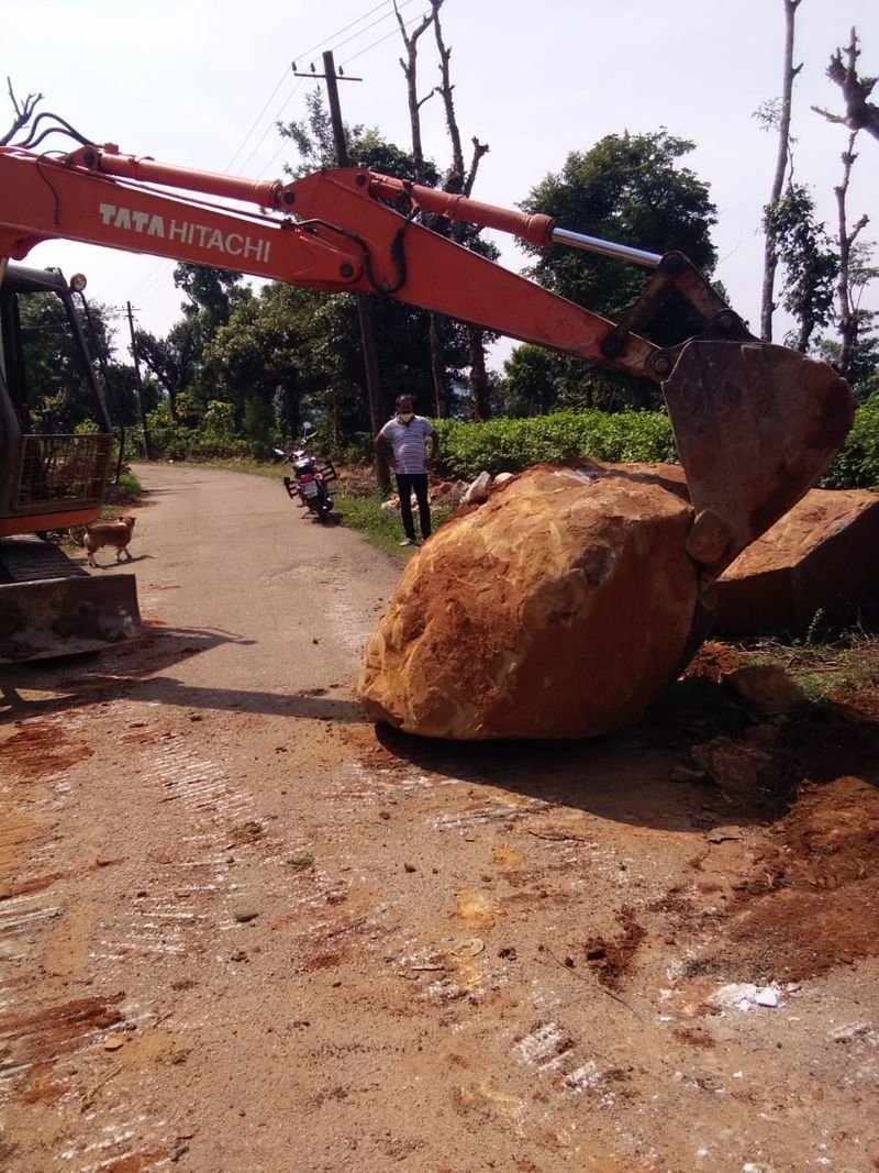ಈಗಾಗಲೇ ಸರ್ಕಾರ ಕೂಡ ಲಾಕ್ ಡೌನ್ ಸಡಿಲಿಕೆ ಮಾಡಿರುವುದರಿಂದ ಹೊರಜಿಲ್ಲೆಗಳಿಗೆ ಹೋಗಿ ಬರುವವರ ಸಂಖ್ಯೆ ಕೂಡ ಗಣನೀಯವಾಗಿ ಹೆಚ್ಚಾಗಿದೆ. ಹಾಗಾಗಿ, ಮಲೆನಾಡಿಗರೇ ಸ್ವಯಂ ಪ್ರೇರಿತರಾಗಿ ರಸ್ತೆಗಳನ್ನು ಬಂದ್ ಮಾಡಿ ಕೊರೊನಾ ಮುಕ್ತ ಜಿಲ್ಲೆಯನ್ನಾಗಿಸಲು ಮುಂದಾಗಿದ್ದಾರೆ.