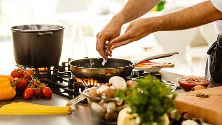 hotel staff not using masks while cooking in hyderabad hotel staff not using masks while cooking in hyderabad