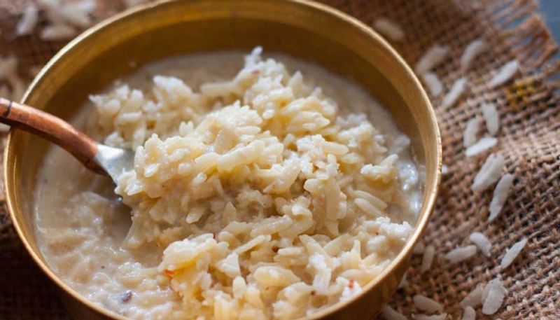 ലോക്ഡൗണ് കാലത്ത് എപ്പോഴും അല്പം അവില് വാങ്ങി സൂക്ഷിക്കുക. ഇത് പതിനഞ്ച് മിനുറ്റ് പാലില് കുതിര്ത്തിയ ശേഷം അല്പം ശര്ക്കരയോ പഞ്ചസാരയോ എന്തെങ്കിലും പഴങ്ങള് മുറിച്ചതോ ചേര്ക്കുക. വേണമെങ്കില് അല്പം നട്ട്സും ചേര്ക്കാം. വിശക്കുമ്പോള് ഇത്രയും തന്നെ ധാരാളമാണ്.