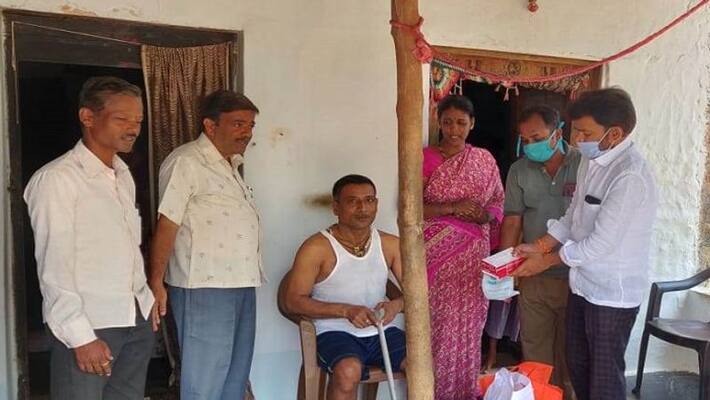 MP Sanganna Karadi Son Gavisiddappa Karadi Help to Needy Family in Koppal MP Sanganna Karadi Son Gavisiddappa Karadi Help to Needy Family in Koppal