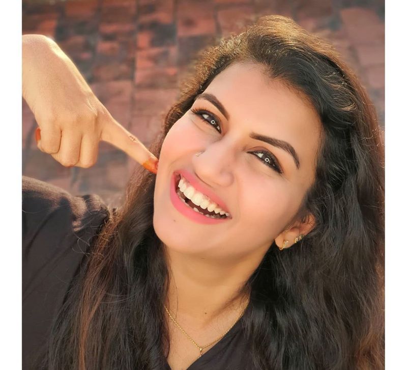 பளீர் சிரிப்பில் பலரை கவரும் சீரியல் நடிகை ஸ்ரீதேவி போட்டோ கேலரி...
