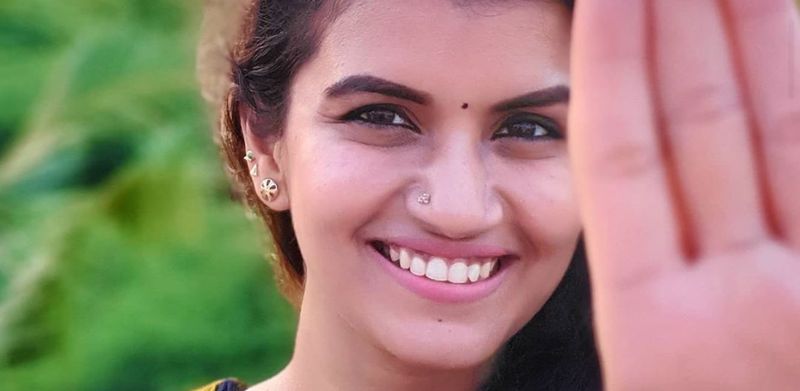 பளீர் சிரிப்பில் பலரை கவரும் சீரியல் நடிகை ஸ்ரீதேவி போட்டோ கேலரி...