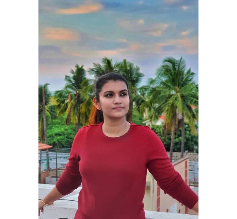 பளீர் சிரிப்பில் பலரை கவரும் சீரியல் நடிகை ஸ்ரீதேவி போட்டோ கேலரி...