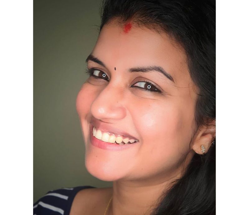 பளீர் சிரிப்பில் பலரை கவரும் சீரியல் நடிகை ஸ்ரீதேவி போட்டோ கேலரி...