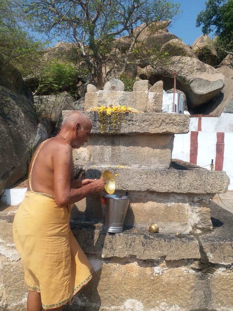 ಕೊಪ್ಪಳ ಜಿಲ್ಲೆ ಗಂಗಾವತಿ ತಾಲೂಕಿನ ತಾಲೂಕಿನ ಆನೆಗೊಂದಿಯ ನವ ವೃಂದಾವನಗಡ್ಡೆ
