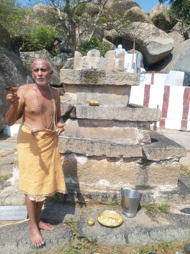 ವ್ಯಾಸರಾಜರ ಶಿಷ್ಯರಾಗಿರುವ ಶ್ರೀನಿವಾಸ ತೀರ್ಥರ ವೃಂದಾವನಕ್ಕೆ ಪಂಚಾಮೃತಾಭಿಷೇಕ, ವಿಶೇಷ ಅಲಂಕಾರ ಸೇರಿದಂತೆ ಧಾರ್ಮಿಕ ಕಾರ್ಯಕ್ರಮಗಳು ಜರುಗಿದವು