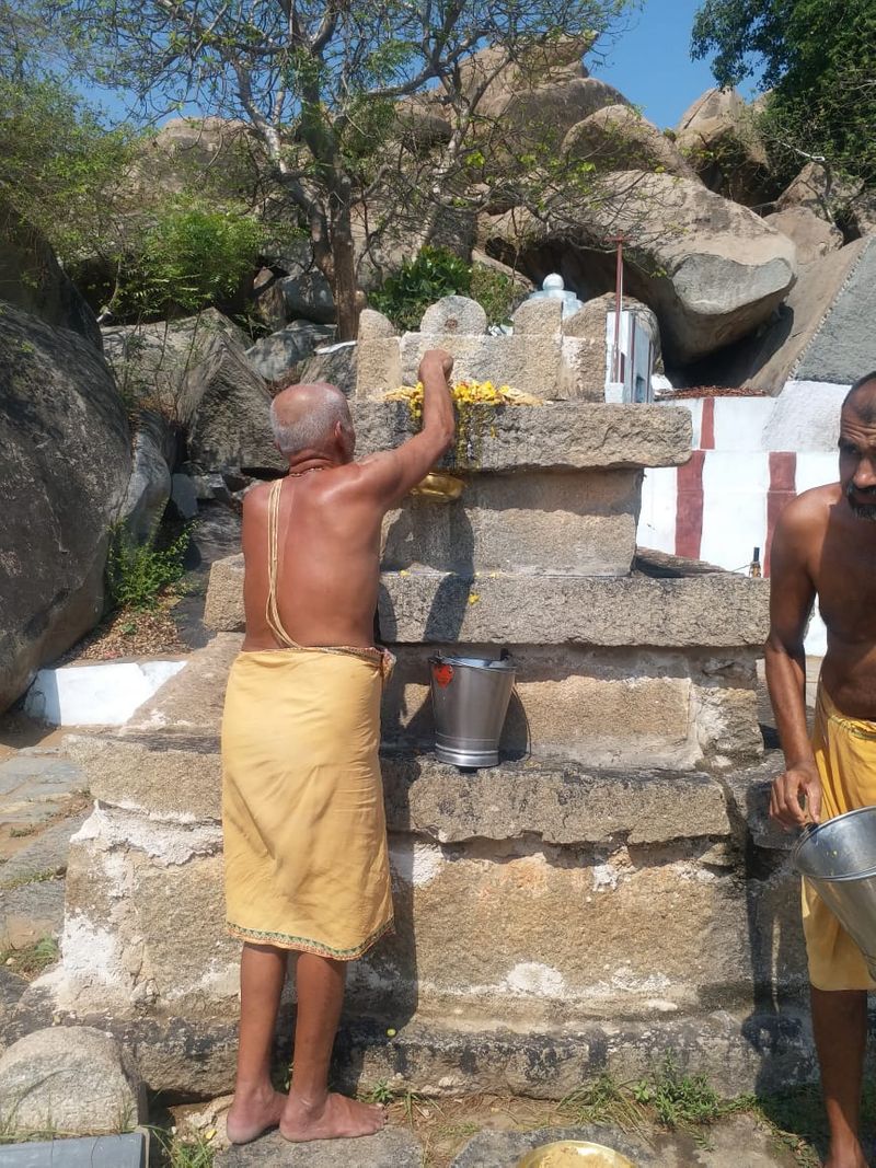 ಕೊರೋನಾ ವೈರಸ್ ಹಿನ್ನೆಲೆಯಲ್ಲಿ ನವ ವೃಂದಾವನ ಗಡ್ಡೆಯಲ್ಲಿ ಸಾಮಾಜಿಕ ಅಂತರ ಕಾಪಾಡುವುದರ ಮೂಲಕ ಭಕ್ತರಿಂದ ಪೂಜೆ ಪುನಸ್ಕಾರ