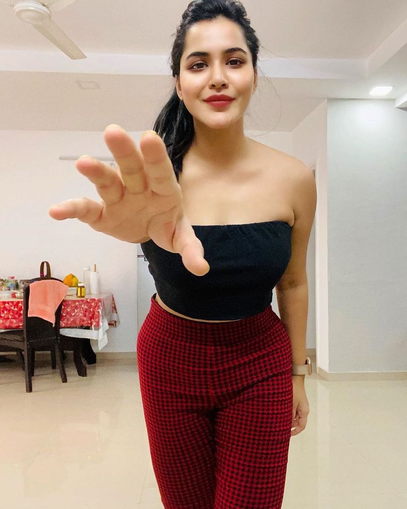 Bigg Boss fame Ashu Reddy Instagram photos