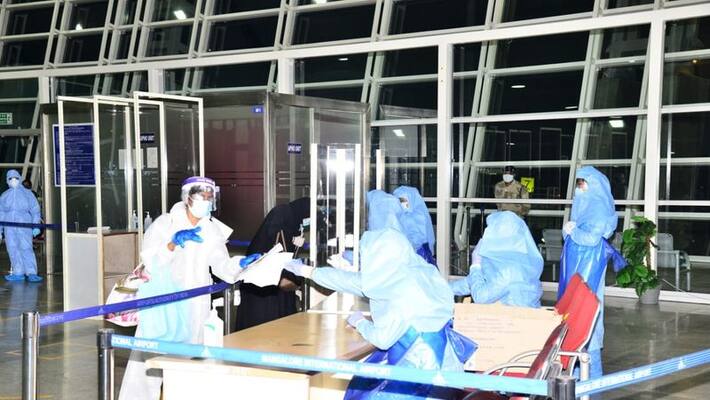 People who came from dubai blame district administration for not giving facilities People who came from dubai blame district administration for not giving facilities