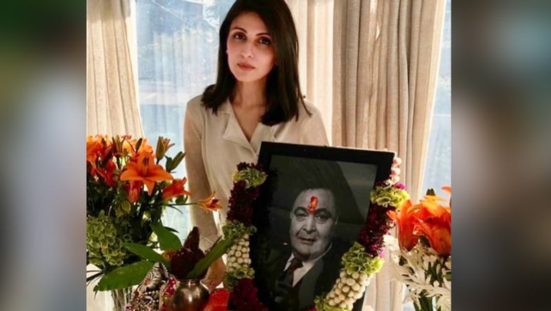 কাপুর পরিবারও এখনও পর্যন্ত ঋষির মৃত্যু শোক কাটিয়ে উঠতে পারেননি। এরই মধ্যে ১৩ দিনের স্মরণ সভা অনুষ্ঠিত হয়ে গেল কাপুর পরিবারে।