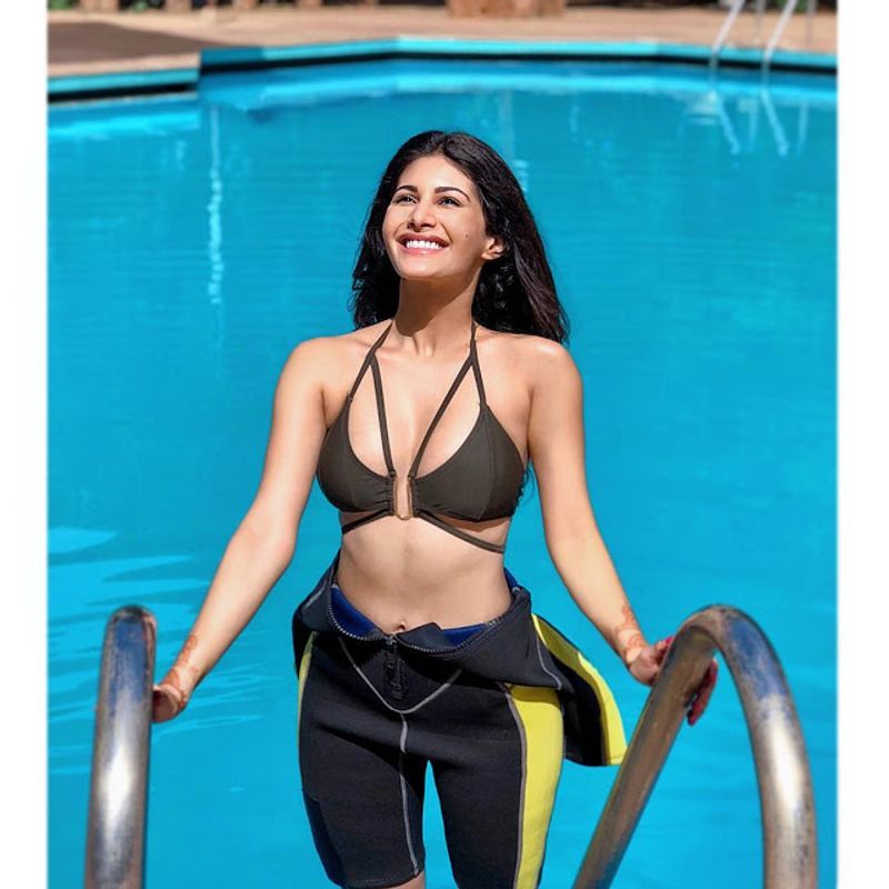 Check out Issaq actress Amyra Dastur Hot Photos