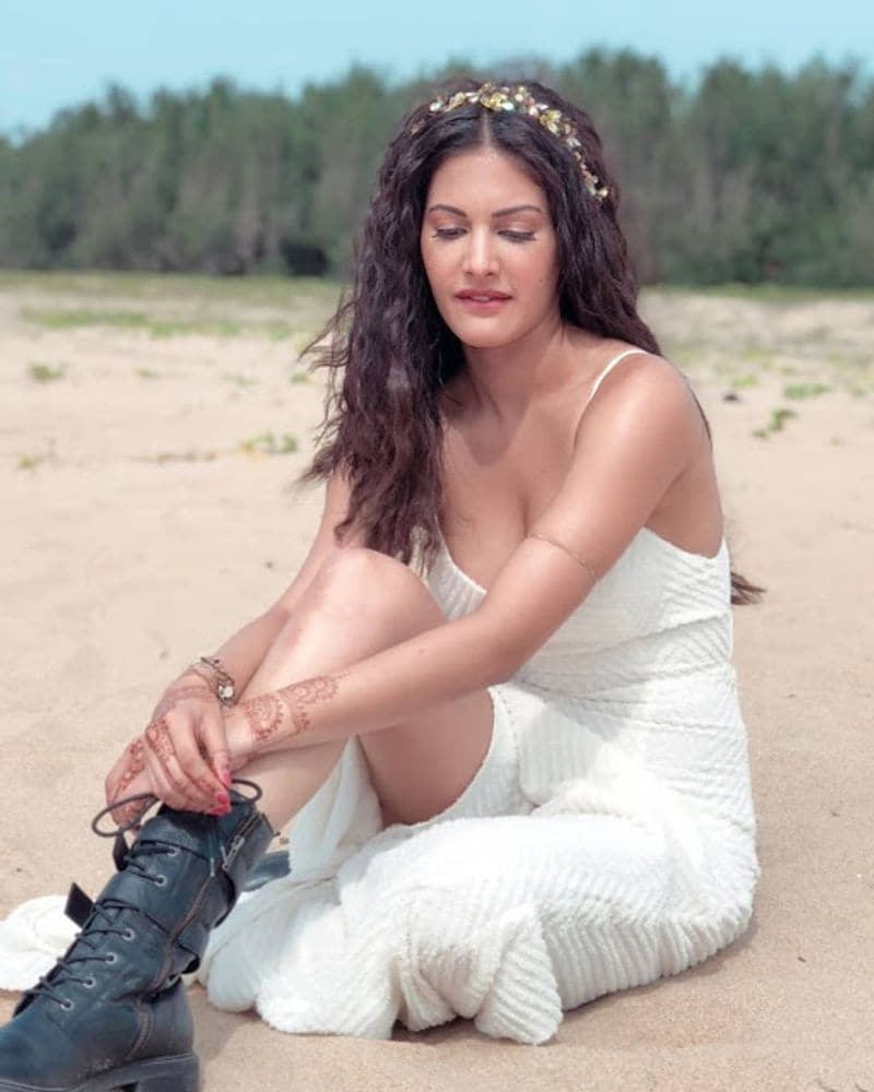 Check out Issaq actress Amyra Dastur Hot Photos
