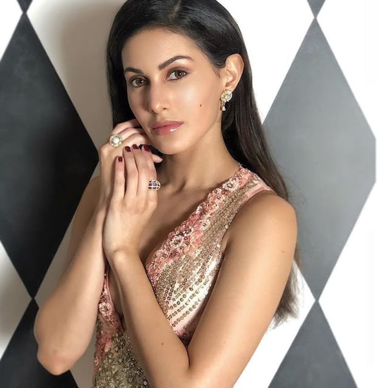 Check out Issaq actress Amyra Dastur Hot Photos