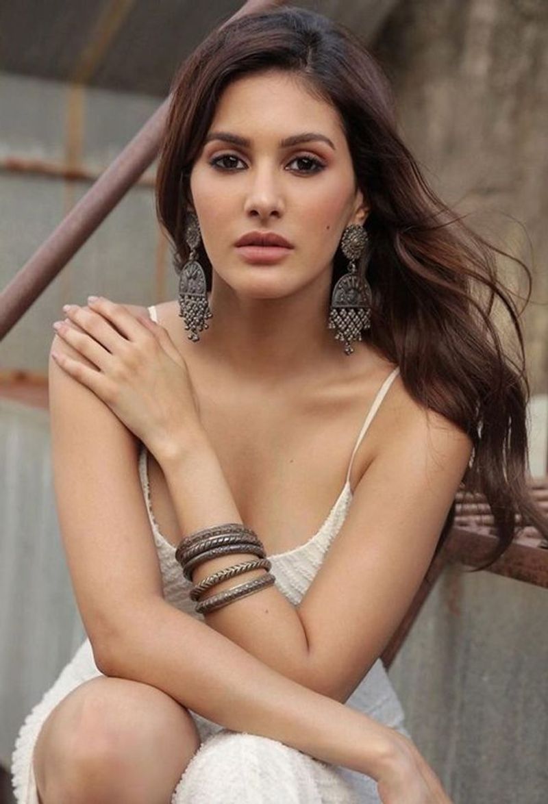 Check out Issaq actress Amyra Dastur Hot Photos