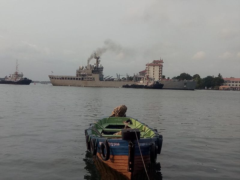 അത് പൊലീസുകാരാണ് പറയേണ്ടത് എന്നായിരുന്നു കെഎസ്ആർടിസി ബസ്സ് ജീവനക്കാരുടെ മറുപടി. കോഴിക്കോട് ജില്ലക്കാരെയും അതാത് ജില്ലകളിൽ ഇറക്കിയില്ല. തുടർന്ന് വീണ്ടും ചോദിച്ചപ്പോൾ കൊയിലാണ്ടിക്ക് അടുത്ത് വെങ്ങളത്ത് ബസ്സ് നിർത്തി.