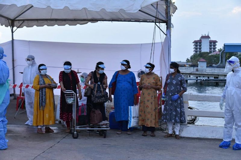 ലോക്ക് ഡൗണിനെ തുടർന്ന് ലക്ഷദ്വീപിൽ കുടുങ്ങിയവരെ കൊച്ചിയിലെത്തിച്ചു. എംവി അറേബ്യൻ സീ എന്ന കപ്പലിലാണ് ഇവരെ കൊച്ചിയിലെത്തിച്ചത്. വിദ്യാർത്ഥികളും സർക്കാർ ജീവനക്കാരും ഉൾപ്പടെ 121 യാത്രക്കാരുമായാണ് കപ്പൽ കൊച്ചി തീരത്തെത്തിയത്.ലക്ഷദ്വീപിൽ ഇതുവരെ കൊവിഡ് രോഗം സ്ഥിരീകരിച്ചിട്ടില്ല. അതിനാൽ തന്നെ തിരിച്ചെത്തിയവരെ വീടുകളിൽ ക്വാറന്റീനിൽ അയക്കാനാണ് സർക്കാർ തീരുമാനിച്ചിരിക്കുന്നത്.