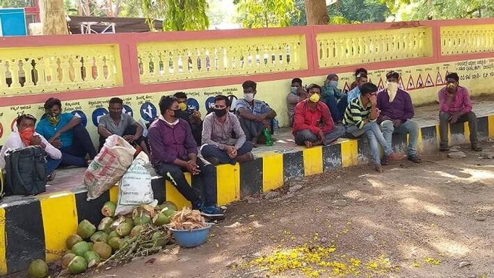 Madhya Pradesh Based Workers Faces Problems in Gangavati in Koppal District due to Lockdown Madhya Pradesh Based Workers Faces Problems in Gangavati in Koppal District due to Lockdown