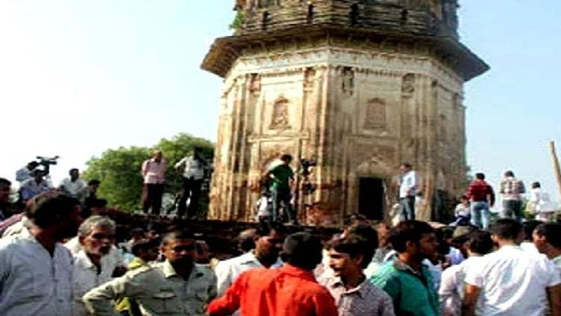 ಸರ್ಕಾರ ಇವರ ಕನಸು ನಿಜವಾಗಿರಬಹುದೆಂದು ಭಾವಿಸಿ ನಿಧಿ ಹುಡುಕಲು ಭೂಮಿ ಅಗೆಯಲು ಆರಂಭಿಸಿತ್ತು. ಆದರೆ ಅನೇಕ ದಿನ ಈ ಶೋಧ ಕಾರ್ಯ ಮುಂದುವರೆದರೂ ನಿಧಿ ಸಿಕ್ಕಿರಲಿಲ್ಲ. ಈ ವಿಚಾರವಾಗಿ ಕೇಂದ್ರ ಹಾಗೂ ಪ್ರದೇಶ ಸರ್ಕಾರ ಭಾರೀ ಟೀಕೆ ಎದುರಿಸಿತ್ತು.