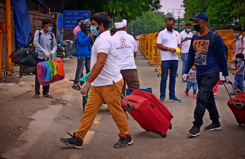 അവരിൽ 84 ശതമാനം പേർക്കും ജോലി പോയി. തൊഴിൽ മേഖലയിൽ 76 ശതമാനം ശമ്പളക്കാരും 81 ശതമാനം കാഷ്വൽ തൊഴിലാളികളും ജോലി പോയി വീട്ടിലിരിപ്പാണ്.