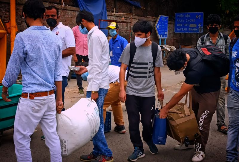 ചെറുകിട കമ്പനികള് മുതല് വന്കിട കോര്പ്പറേറ്റുകള് വരെ ഇത്തരത്തില് തൊഴിലാളികളില് ശമ്പളത്തില് കത്രികവച്ചവരുടെ കൂട്ടത്തില്പ്പെടുന്നു.