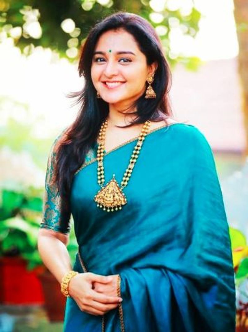 ಮೌನವೇ ಆಯುಧ: ಪತಿಗಾಗಿ ಸಿನಿಮಾ ಬಿಟ್ಟು ಡಿವೋರ್ಸ್ ಬಳಿಕ ಮತ್ತೆ ಸೂಪರ್ಸ್ಟಾರ್ ಆಗಿ ಮೂಡಿ ಬಂದ ಇವರ ಜೀವನದಲ್ಲಿ ಹಲವು ಅನುಕರಣೀಯ ಅಂಶಗಳಿವೆ. ಮಂಜು ತಮ್ಮ ವೈವಾಹಿಕ ಜೀವನದ ಬಗ್ಗೆ, ಪತಿ ದಿಲೀಪ್ ಬಗ್ಗೆ ಬಹಿರಂಗ ಹೇಳಿಕೆ ನೀಡಲೇ ಇಲ್ಲ. ತಮ್ಮ ಭಾವನೆಗಳನ್ನೂ ವ್ಯಕ್ತಪಡಿಸಲಿಲ್ಲ. ಬದಲಾಗಿ ಮಾಧ್ಯಮದ ಜೊತೆ ಮಾತನಾಡಿದಾಗೆಲ್ಲ ಪಾಸಿಟಿವ್ ಆಗಿಯೇ ಇದ್ದರು.