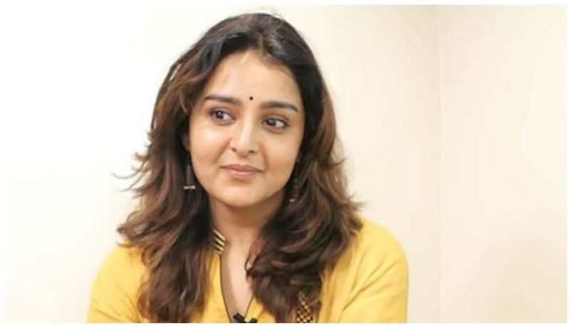 ನಿಮ್ಮ ಎಕ್ಸ್ ಜೊತೆ ಮಾತನಾಡಲು, ಬೆರೆಯಲು ಹಿಂಜರಿಯಬೇಡಿ: ನಿಮ್ಮ ಸಂಗಾತಿ ಇನ್ನಬ್ಬರಿಗಾಗಿ ನಿಮ್ಮನ್ನು ತೊರೆದು ಹೋಗುವುದು ಅತ್ಯಂತ ಬೇಸರದ ವಿಷಯ. ಆದರೆ ವಾಸ್ತವ ಒಪ್ಪಿಕೊಳ್ಳಲೇ ಬೇಕು. ಹಲವು ಕಾರ್ಯಕ್ರಮದಲ್ಲಿ ಮಂಜು ದಿಲೀಪ್ ಭೇಟಿಯಾಗಿ, ಒಟ್ಟಿಗೆ ಕುಳಿತರೂ ಅಲ್ಲಿ ಮುಜುಗರದ ಸಂದರ್ಭ ಸೃಷ್ಟಿಯಾಗಲೇ ಇಲ್ಲ.
