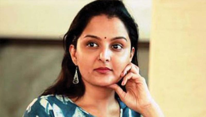 ಪ್ರಭುದ್ಧತೆಯಿಂದ ವರ್ತಿಸಿ: ಜನ ಚುಚ್ಚಿ ಮಾತನಾಡಿದಾಗಲು ಮಂಜು ಧೈರ್ಯಗುಂದಲಿಲ್ಲ. ಮಗಳು ಮೀನಾಕ್ಷಿಗೆ ಮಂಜು ಕೆಟ್ಟ ತಾಯಿ ಎಂದು ದಿಲೀಪ್ ಅಭಿಮಾನಿಗಳು ದ್ವೇಷಿಸಿದಾಗಲೂ ಆಕೆ ಎಲ್ಲವನ್ನೂ ಅಮನಾಗಿ ಸ್ವೀಕರಿಸುತ್ತಾ ಹೋದರು.