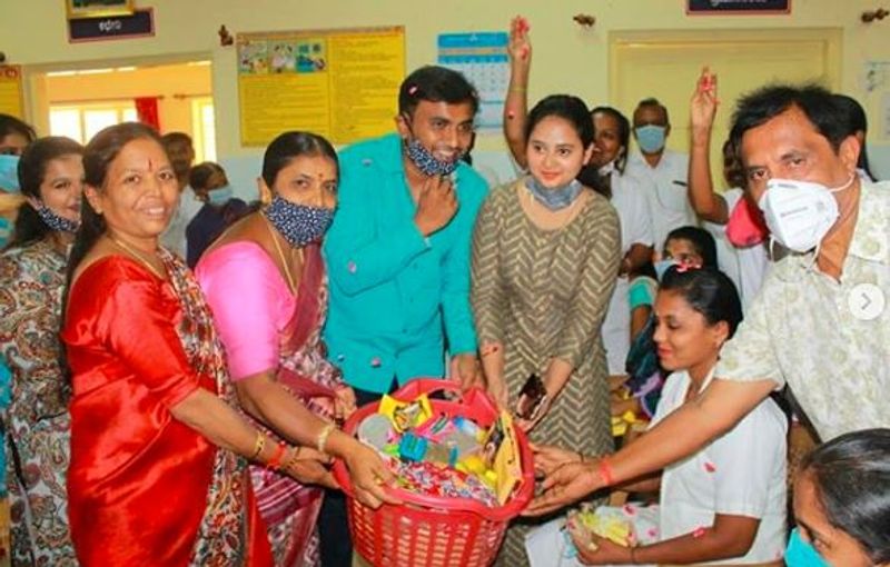 ಈ ವಿಶೇಷ ದಿನದಂದು ರಾಜರಾಜೇಶ್ವರಿ ನಗರದ ಸಾರ್ವಜನಿಕ ಆಸ್ಪತ್ರೆಯಲ್ಲಿ ಗರ್ಭಿಣಿಯರಿಗೆ ಸೀಮಂತ ಮಾಡಿಸುವುದರ ಮೂಲಕ ಅರ್ಥಪೂರ್ಣವಾಗಿ ಆಚರಿಸಿಕೊಂಡಿದ್ದಾರೆ.