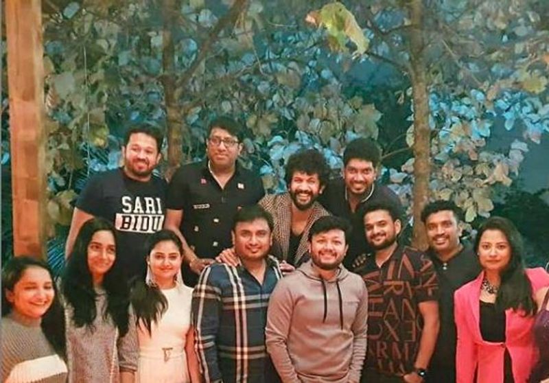 ಕೊರೋನಾ ಲಾಕ್ ಡೌನ್ ನಿಂದಾಗಿ ಈ ವರ್ಷ ಮದುವೆಯ ವಾರ್ಷಿಕೋತ್ಸವವನ್ನು ಸರಳವಾಗಿ ಆಚರಿಸಿಕೊಂಡಿದ್ದಾರೆ. 