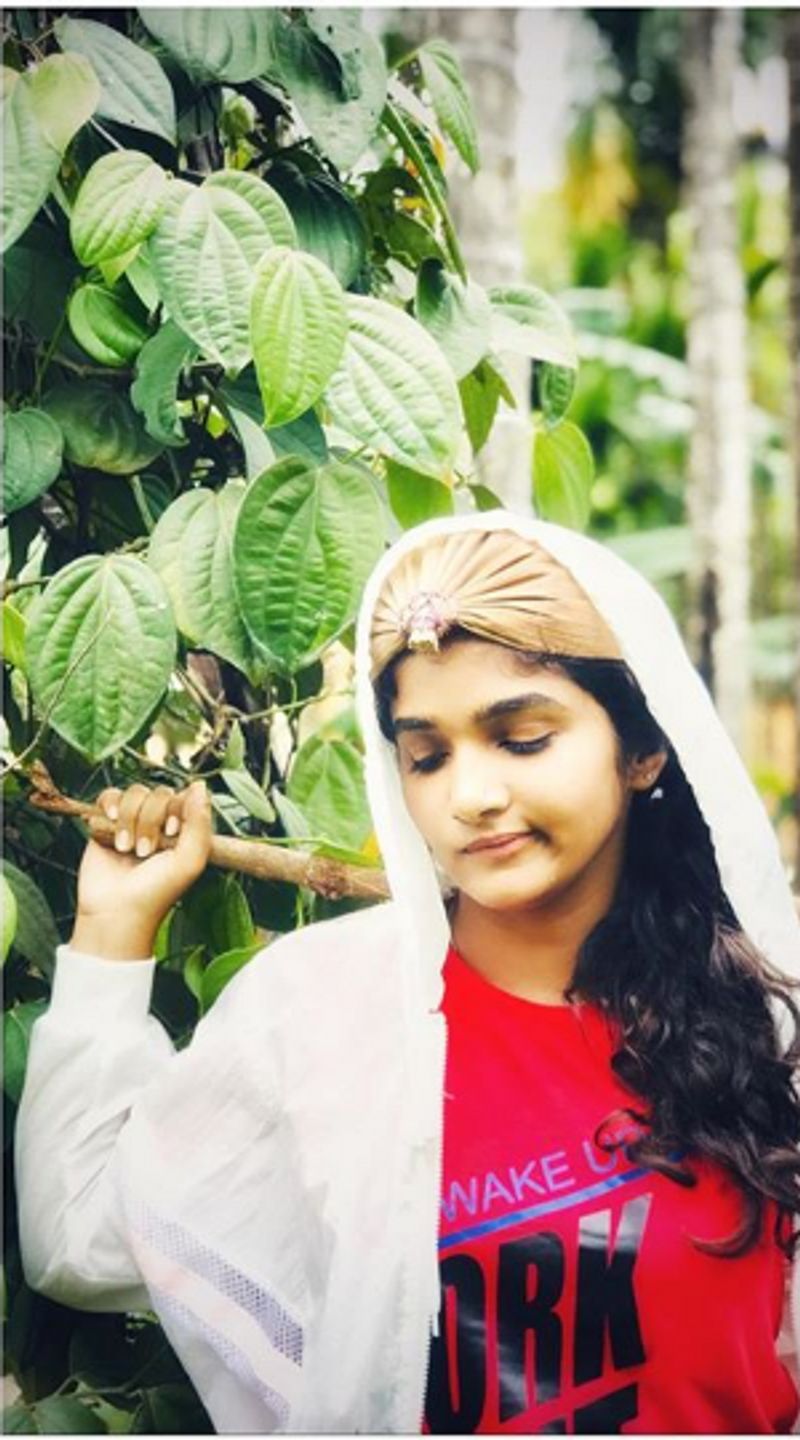 ದಿವ್ಯಾ ಉರುದುಗ
ನಾನು ತೀರ್ಥಹಳ್ಳಿಯಲ್ಲಿದ್ದೇನೆ, ಇದು ಬೇಸಿಗೆಯ ಶಾಖವನ್ನು ಬೀಟ್ ಮಾಡಲು ಉತ್ತಮ ಸ್ಥಳ. ಶೂಟಿಂಗ್ ಶೆಡ್ಯೂಲ್ನಿಂದ ಬೆಂಗಳೂರಿನಲ್ಲಿ ಮಿಸ್ ಮಾಡಿಕೊಳ್ಳುತ್ತಿದ್ದ ಹಕ್ಕಿಗಳ ಚಿಲಿಪಿಲಿ, ಸೂರ್ಯಾಸ್ತ ಮತ್ತು ಸೂರ್ಯೋದಯದಂತಹ ಸಣ್ಣಪುಟ್ಟ ವಿಷಯಗಳನ್ನು ಆನಂದಿಸುತ್ತಿದ್ದೇನೆ. ತಾಯಿಗೆ ಅಡುಗೆಗೆ ಸಹಾಯ ಮಾಡುವುದು ಮತ್ತು ನನ್ನ ಕುಟುಂಬವು ಇಷ್ಟಪಡುವ ಸಿಹಿ ತಿಂಡಿಗಳನ್ನು ತಯಾರಿಸುವುರ ಜೊತೆಗೆ ಒಳಾಂಗಣ ಆಟಗಳನ್ನು ಸಹ ಒಟ್ಟಿಗೆ ಆಡುತ್ತಿದ್ದೇವೆ.
